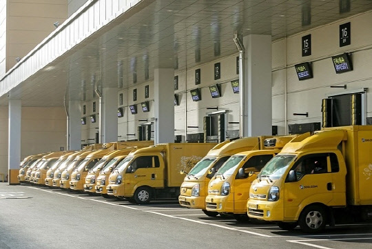 SSG닷컴 네오003에 주차된 쓱배송 차량.   <SSG닷컴 제공>